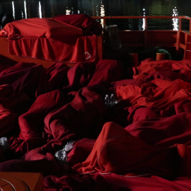 Migrantes durmiendo en la cubierta de la Guardamar Polimnia el pasado 25 de octubre. Foto: Andrei Stefan Balog.