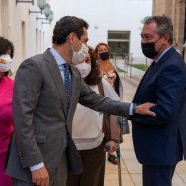 El presidente de la Junta de Andalucía, Juanma Moreno, saluda al alcalde de Sevilla y secretario general del PSOE andaluz, Juan Espada, tras su comparecencia en el Parlamento autonómico. E.P./Eduardo Briones