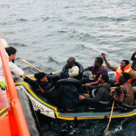 La tripulación de la Salvamar Arcturus rescata a varias personas de una patera a ocho millas al suroeste de Tarifa. Foto: Salvamento Marítimo.