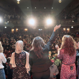  Yolanda Díaz (izq),  Mónica Oltra (c) , Ada Colau (dcha) , Mónica García (2º dcha) , Fátima Hamed (izq) durante el acto "Otras Políticas" que han protagonizado en el Teatro Olympia de Valencia. EFE/Ana Escob