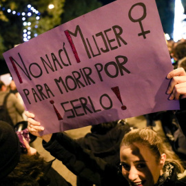  Una mujer ssotiene una pancarta en la que se lee 'No nací mujer para morir por serlo', en la manifestación en Madrid con motivo del Día Internacional para la Eliminación de la Violencia contra las Mujeres, en Madrid a 25 de noviembre de 2019.- Jesús