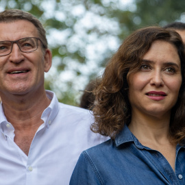 El líder del Partido Popular, Alberto Núñez Feijóo, y la presidenta de la Comunidad de Madrid y presidenta del Partido Popular de la Comunidad de Madrid, Isabel Díaz Ayuso, posan antes de la manifestación de SCC, a 8 de octubre de 2023, en Barcelona