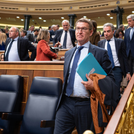  El líder del Partido Popular, Alberto Núñez Feijóo, abandona el hemiciclo tras el debate sobre la proposición de ley de amnistía celebrado en el pleno del Congreso de los Diputados, en Madrid. Fernando Villar | EFE