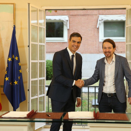 Pedro Sánchez y Pablo Iglesias durante la firma, en La Moncloa, del acuerdo sobre los Presupuestos Generales del Estado para 2019. Foto: La Moncloa.