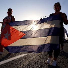  Miles de personas asisten a un acto de apoyo a la revolución, en La Habana (Cuba).- EFE