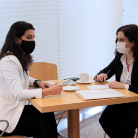  La presidenta de la Comunidad de Madrid, Isabel Díaz Ayuso (d) conversa con la portavoz de Vox en la Asamblea, Rocío Monasterio en una imagen de archivo.- EFE/ Fernando Alvarado