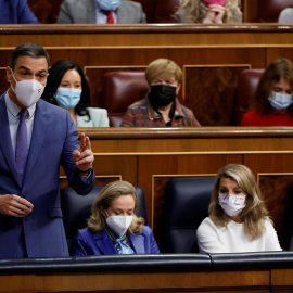  El presidente del Gobierno, Pedro Sánchez (i), interviene en la sesión de control al Gobierno celebrada en el Congreso de los diputados en Madrid este miércoles.- EFE / Javier Lizón