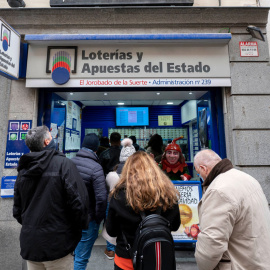  Varias personas hacen cola en la Administración de Loterías 'El jorobado de la suerte' cuando quedan menos de tres semanas para el Sorteo Extraordinario de la Lotería de Navidad, a 7 de diciembre de 2021, en Madrid (España).- EUROPA PRESS