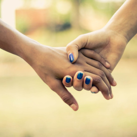 Dos personas cogiéndose de la mano / @Albert Rafael, fotografía de libre dominio