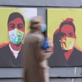  4 de abril de 2020, Irlanda, Dublín: una persona pasa junto a un arte callejero de graffiti creado por el colectivo SUBSET, que muestra la imagen de los trabajadores de la salud con máscaras quirúrgicas. Niall Carson / PA Wire / Europa Press