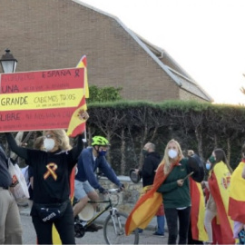  Manifestantes ultras delante de la casa de Pablo Iglesias e Irene Montero. - Agencias