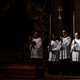  Miembros del clero en la basílica de San Pedro, en el Vaticano, el 18 de marzo de 2024. REUTERS/Yara Nardi