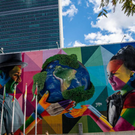 El mural de Eduardo Kobra frente a la sede de la ONU. - ONU / Rick Bajornas.