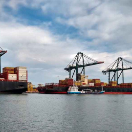 Portacontenedores en el Puerto de Valencia durante el último encuentro del Proyecto EALING. - Proyecto EALING