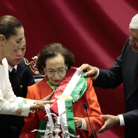 Fotografía de archivo tomada el 1 de octubre que muestra a la presidenta de la Cámara de Diputados de México, Ifigenia Martínez (c), quien falleció este sábado a los 94 años, informó la presidenta de México, Claudia Sheinbaum.- EFE/José Méndez