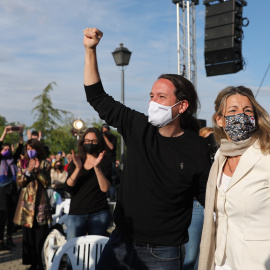 El candidato de Unidas Podemos a la presidencia de la Comunidad de Madrid y secretario general de Podemos, Pablo Iglesias y la vicepresidenta tercera y ministra de Trabajo, Yolanda Díaz durante el acto de cierre de campaña del partido en la Cuña Verde 