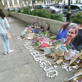 Memorial de Jo Cox en el Parliament Square, Londres. Autor: Philafrenzy, CC BY-SA 4.0, via Wikimedia Commons