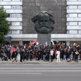  Imagen de archivo de una manifestación de activistas de izquierdas junto al monumento a Karl Marx en Chemnitz, Alemania. — Sebastian Willnow/AFP