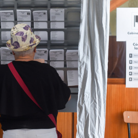  Una persona se prepara para ejercer su derecho a voto, en una imagen de archivo. -EP