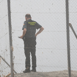  Un agente vigila en el espigón de la playa del Tarajal, a 25 de julio de 2022, en Ceuta (España). Antonio Sempere / Europa Press (Foto de ARCHIVO) 25/7/2022