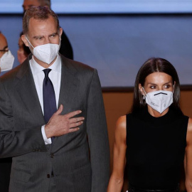 El rey Felipe VI (i) y Letizia (d) presiden el acto de presentación de la nueva marca de Ifema, este martes en el Palacio Municipal IFEMA, en Madrid. EFE/Mariscal