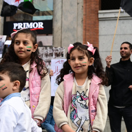 Niños en la reunión de la celebración de la revolución siria el sábado pasado en Madrid. Foto: Okba Mouhammed