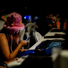 Una joven usa un teléfono móvil durante la inauguración del festival DreamHack Valencia 2023 (Foto de archivo). -EDUARDO MANZANA / Europa Press