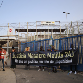  Foto de archivo de varias personas con una pancarta durante la I Marcha por la Justicia 24J ‘Un año sin Justicia’ en memoria de las víctimas fallecidas, heridas y desaparecidas en Melilla, a 24 de junio de 2023- EP