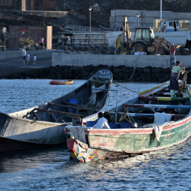 Dos cayucos a su llegada a la isla de El Hierro.- EFE/Gelmert Finol