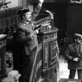  Entrada del teniente coronel de la Guardia Civil Antonio Tejero al grito de "todos al suelo". EFE.