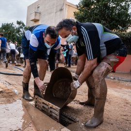  Varias personas limpian una zona afectada por la DANA en Benetusser.Matias Chiofalo / Europa Press