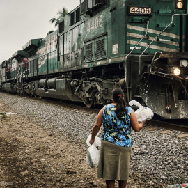 Mujer mexicana tratando de ayudar a migrantes a bordo de 'La Bestia'. Foto: Michael Huniewicz / CC BY 2.0