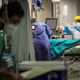 Varios sanitarios trabajan en la Unidad de Cuidados Intensivos de Coronavirus del Hospital de Galdakao (Bizkaia). EFE/ Miguel Toña/Archivo