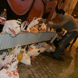  Imagen de archivo de los restos de un botellón en Valencia.- AFP