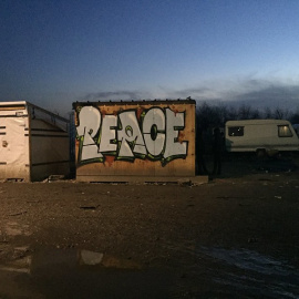 'Paz'. Graffiti en las inmediaciones de la 'jungla de Calais'. Foto: Malachybrowne / CC BY 2.0