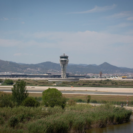 Vista del Aeropuerto Josep Tarradellas Barcelona-El Prat, cerca del espacio protegido natural de La Ricarda, un antiguo brazo de río abandonado. E.P./David Zorrakino