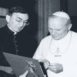 El sacerdote y compositor Cesario Gabaráin con el Papa Juan Pablo II.