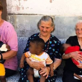 Tres abuelas con tres niños en Italia