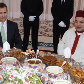 El rey de España, Felipe VI, y su homólogo marroquí, Mohamed VI, durante una cena en un viaje oficial a Marruecos (2014). Foto: Casa de S.M. el Rey. / Borja Fotógrafos.