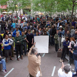 Un portavoz habla a la multitud en Zuccotti Park el 17 de septiembre de 2011. Foto: David Shankbone / CC BY 3.0