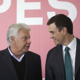  Imagen de archivo de Felipe González junto a Pedro Sánchez. - EFE