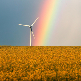  Un arco iris brilla sobre un molino de viento sobre un campo en las afueras de Wolfsburg, Alemania.- Felipe Trueba/EFE