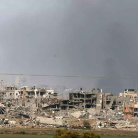 Vista de diversos edificis destruïts al barri de Shujayya, a la Franja de Gaza, vist des del sud d'Israel. - Albir Sultan / EFE