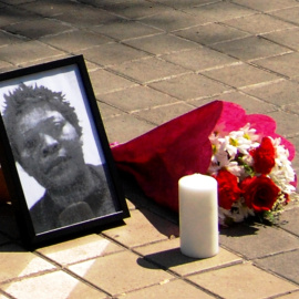 Retrato de Samba Martine en el homenaje a las puertas del juzgado el pasado 3 de junio. Foto: Diana Moreno.