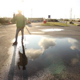 En la Jungla de Calais, cientos de jóvenes esperan su momento en gasolineras para colarse dentro de un camión rumbo a Reino Unido. Foto: Sabela González