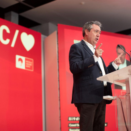  El alcalde de Sevilla, Juan Espadas, interviene durante la clausura la Escuela de Verano del PSC, este sábado en Barcelona.- EFE/Marta Pérez.