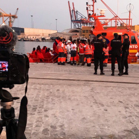  Distancia máxima permitida a los periodistas que cubren la llegada de migrantes rescatados. Puerto de Málaga. Foto: EntreFronteras.