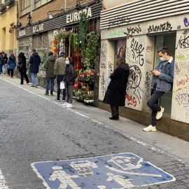 Ciudadanos esperan su turno para entrar al centro de salud Palma Norte.- Público