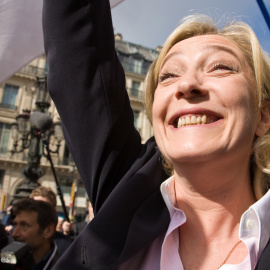 Marine Le Pen durante un desfile del Frente Nacional en París. Foto: Ernest Morales / CC BY-NC-ND 2.0