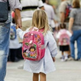  Un padre lleva de la mano a su hija en una calle de Madrid / EFE